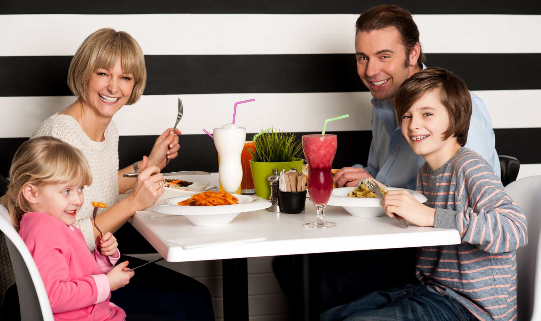 Family Dining - Diet DetectiveDiet Detective